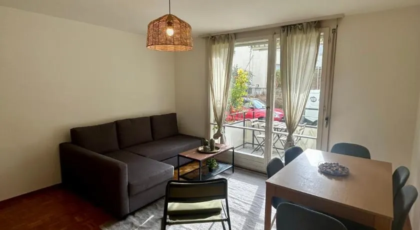 Basic Flat with Balcony in Zurich - Image 1