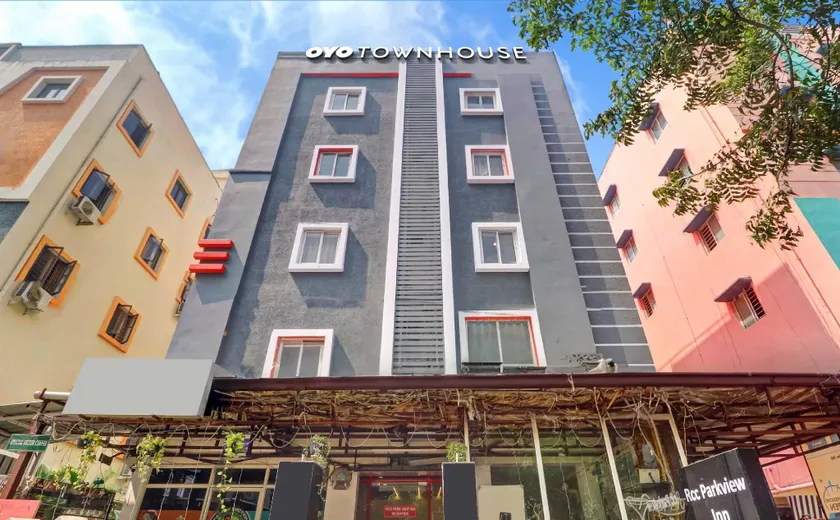 Super Townhouse RCC Park View Inn - Image 1