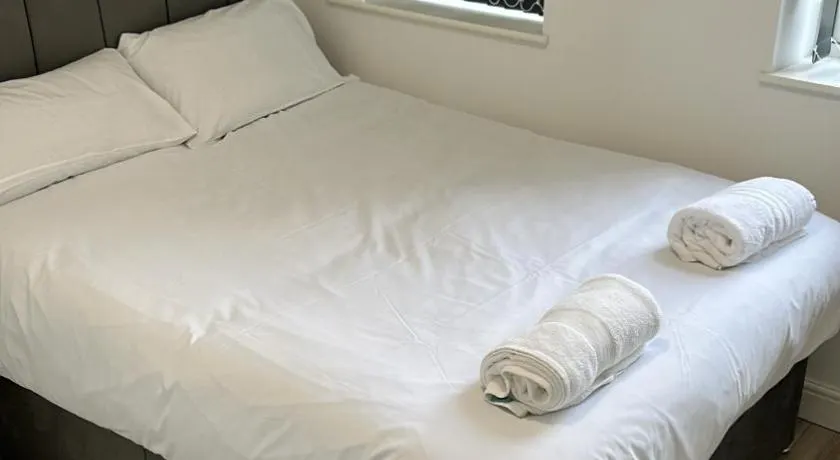 1 bed Roomy Station House Apartments - Free Wifi, Parking & EV - Image 1