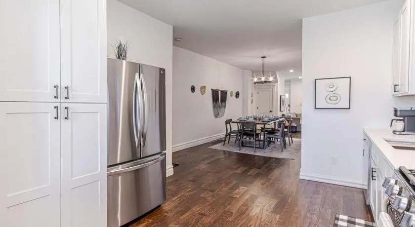 Ann Avenue Modern 3BR Home, Near Downtown with Free Parking - Image 1