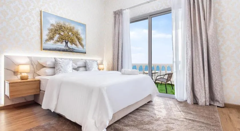 Live and experience a stunning Sea View Studio by Rakvista - Image 1