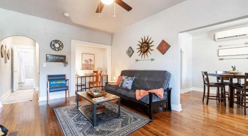 The Cozy Chickasha, Fiber WIFI, Washer & Dryer, Near DT Chickasha & Leg Lamp! - Image 1