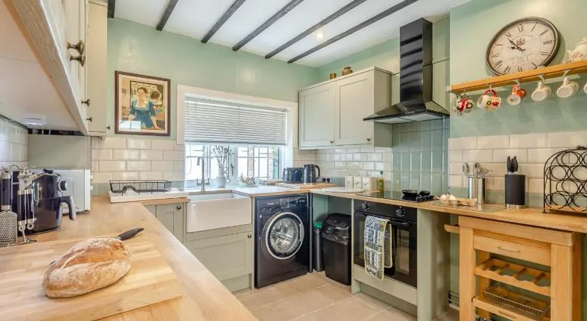 3 Bed in Hythe oc-o31997 - Image 1