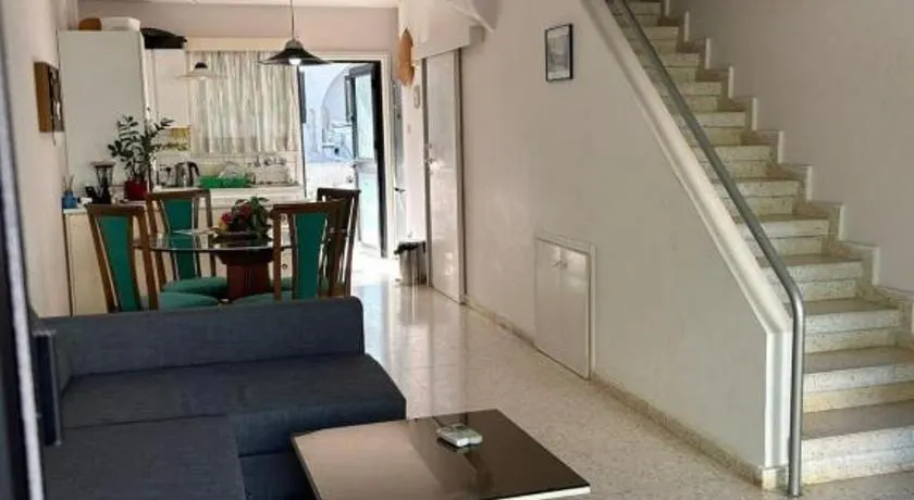 Two Floor Maisonette by the Sea - Image 1
