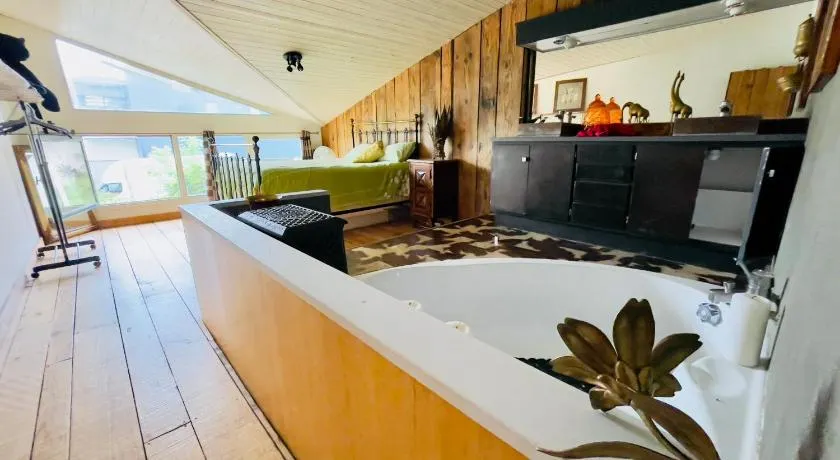 Carwyns Surf House - Image 1