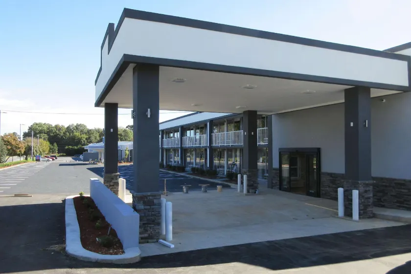 Q Inn - Image 1