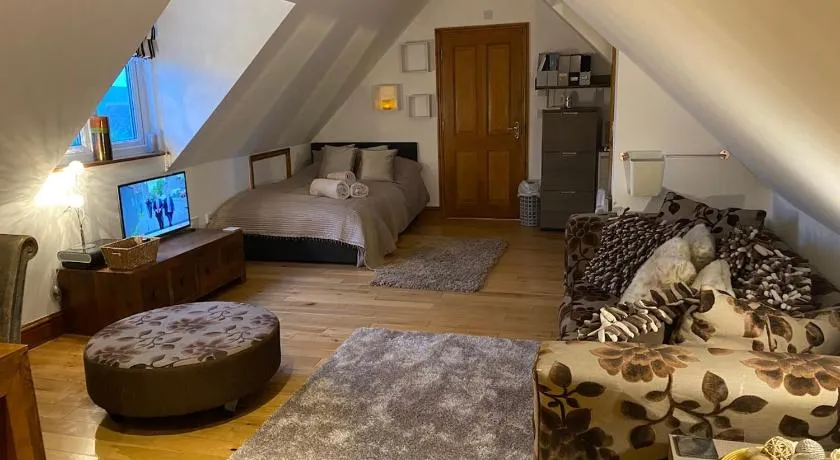Studio Apartment with parking and 15 to 20 min walk to beach and town - Image 1
