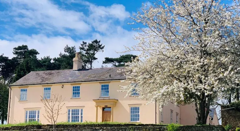 Beautiful farm house with dedicated sitting and media room for guest's use - Image 1