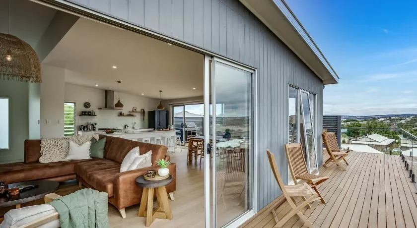 19 Carnegie Luxury - Linen Included - WiFi - Walk to beach - Town Views - Image 1