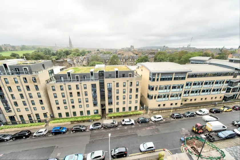 Stylish Top Floor Apartment in the City Centre - Image 1