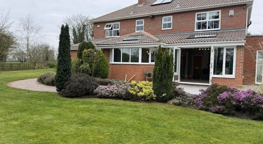 Willow House with Parking - Image 1