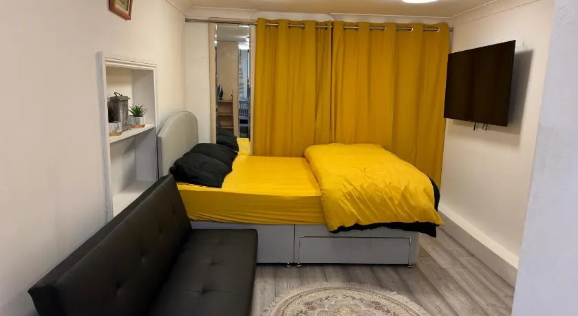 Studio Flat - Image 1