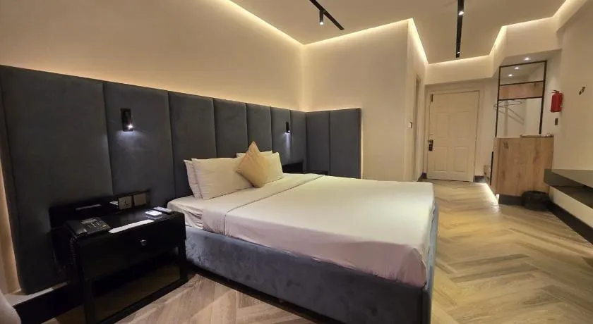 City Hotel - Image 1