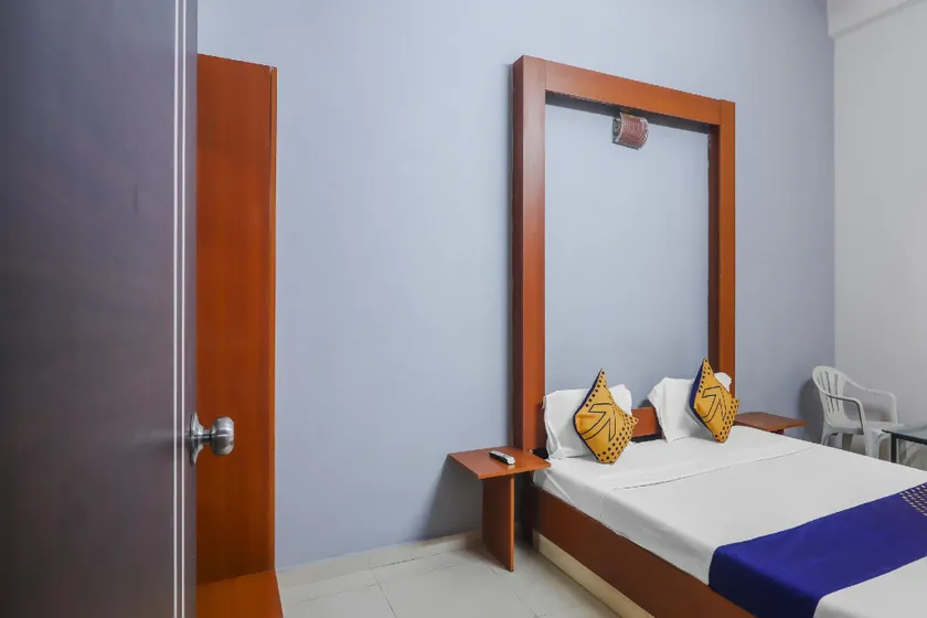 SPOT ON by OYO Hotel Pioneer lodge - Image 1