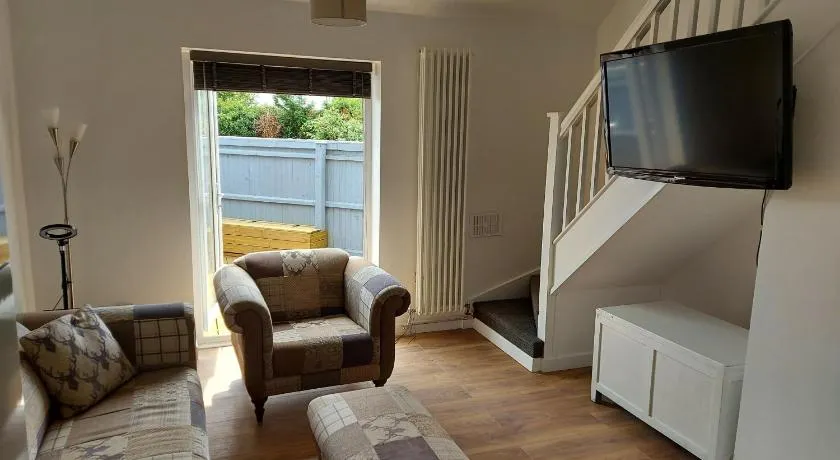 1 Bedroom House with Garden and off road private parking - Image 1