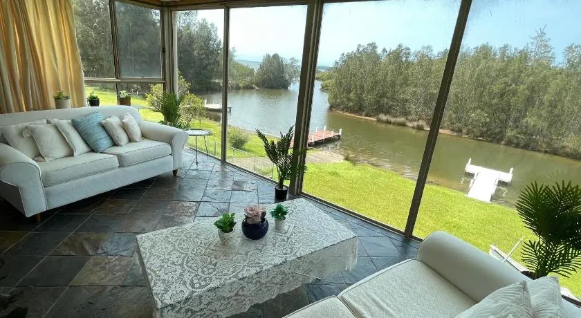 BasinWaterStays Waterfront Jetty - SHARE Home - Brm2 QueenBed room - Shared Bathroom - see Profile & Photos - Image 1