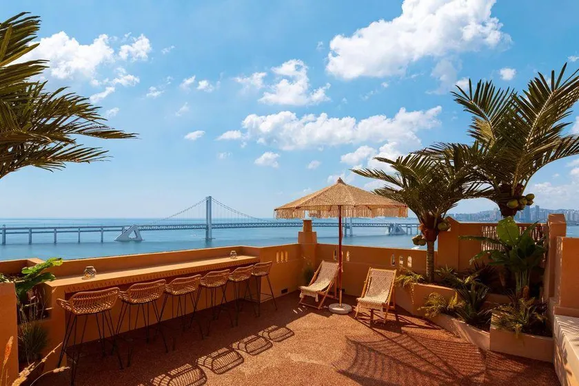 Dalian Jinse Sea View Art Homestay (Xinghai Square Branch) - Image 1