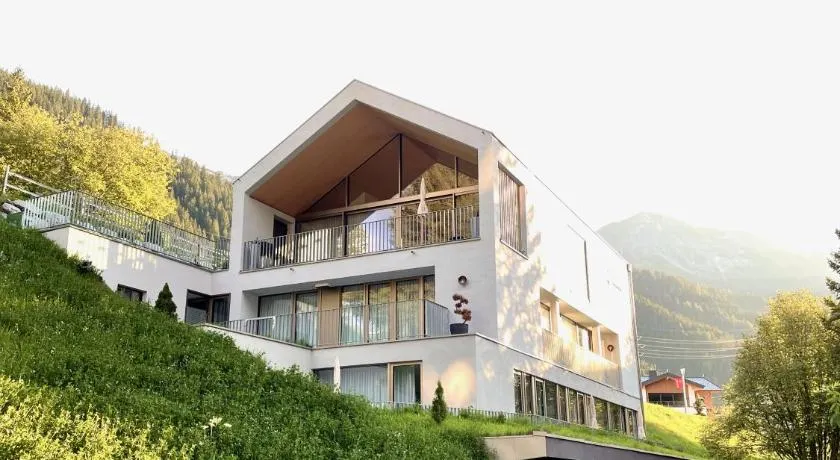 Omaela Apartments - Image 1