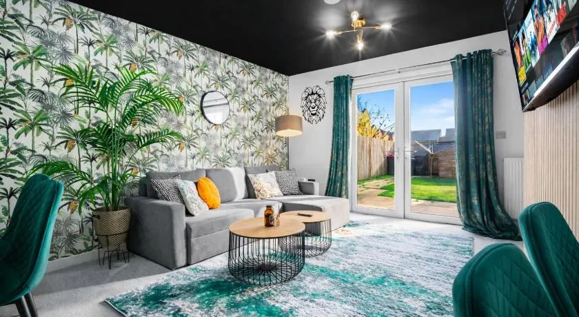 2 Bedroom House with 4 Beds, 3 Doubles & 1 Single - In Salford, 10 mins Uber from Manchester City Centre - Located in Salford close to Old Trafford, Manchester united, Trafford Park, Salford Quays & more! With Garden & Parking - By MAEVELA Manchester - Image 1