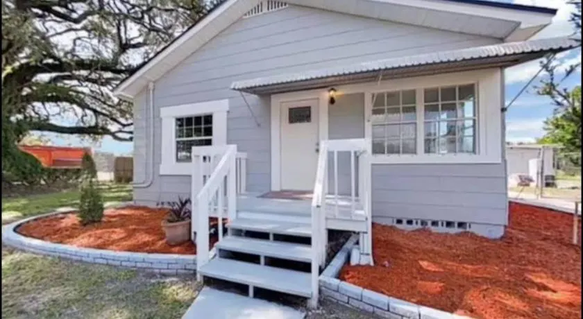 Central Tampa Hot Spot! - Image 1