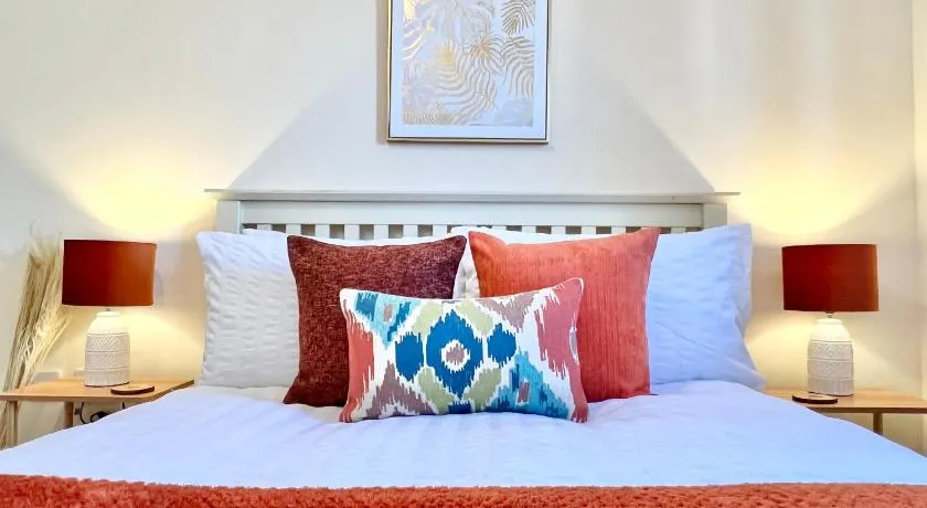 This weekend Two double rooms with parking in quiet well kept flat - Image 1