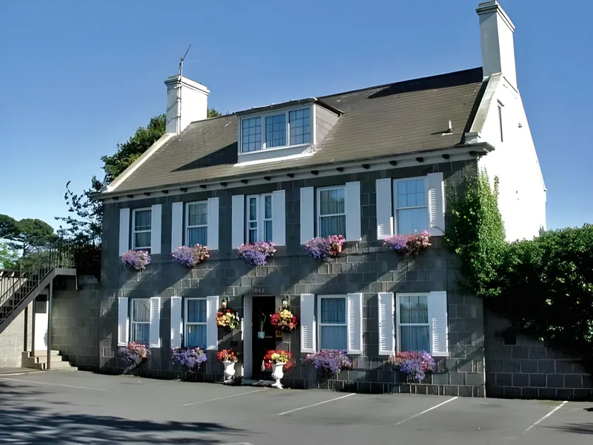 Le Chene Hotel - Image 1