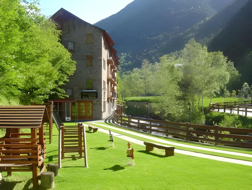 Apartaments La Neu-Mountain Lodges & Restaurant - Image 1