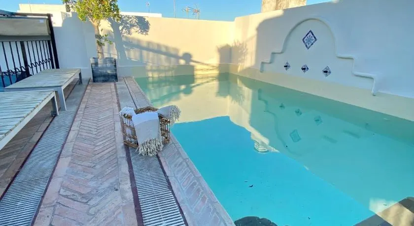 CASA PALACIO SXVIII CON PISCINA en centro histórico de SEVILLA - Image 1