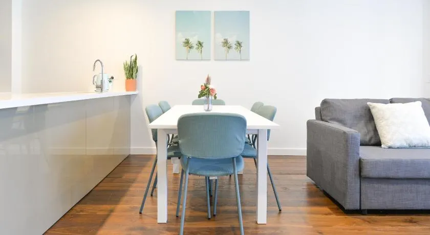 Sydney CBD Modern 2 bedroom Apartment - Image 1