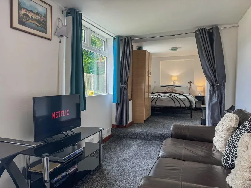 New! Cosy Garden Home, Free Parking With Smart TV & Perfect Motorway Access - Image 1