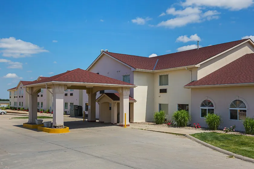 Motel 6 Omaha - IAT West - Image 1