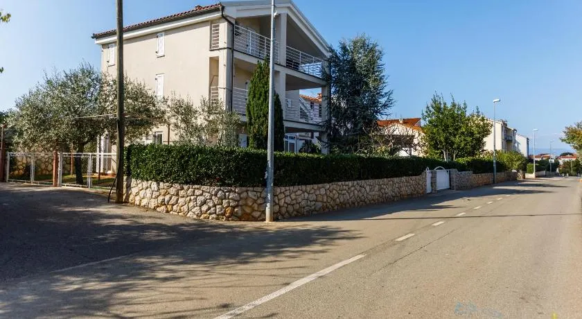 Charmant appartement entièrement équipé avec terrasse | Vue jardin | Proche de la plage - Image 1