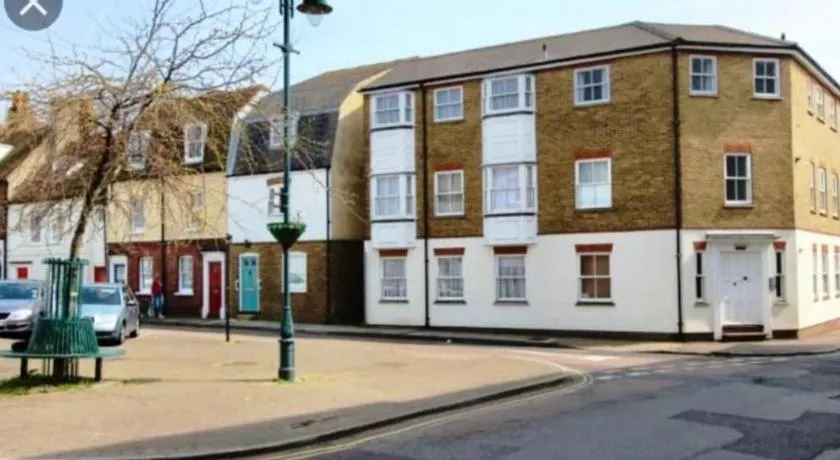 Flat 1 Alfred Mews - Image 1