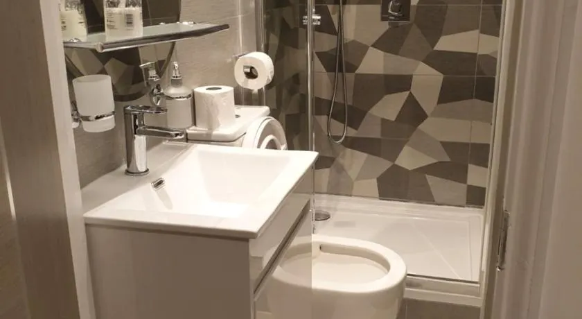 Central London property-ensuite, double and budget room - Image 1