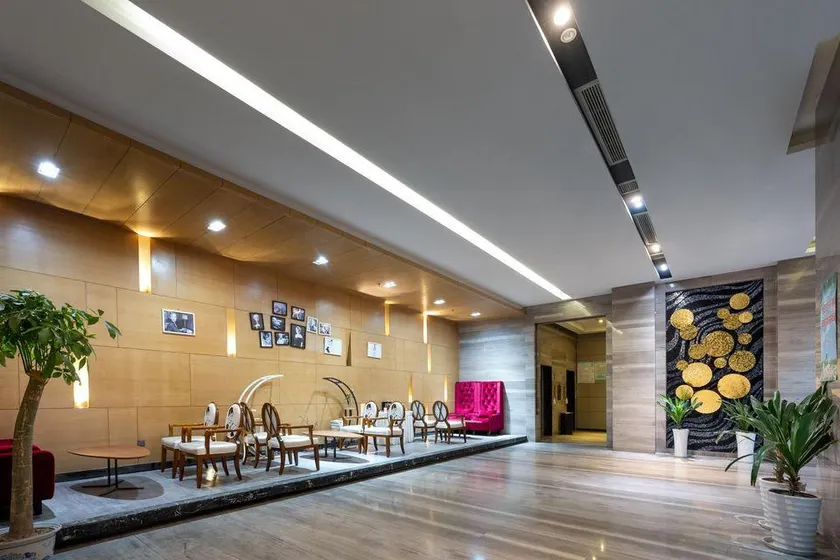 The Posh Hotel - Image 1