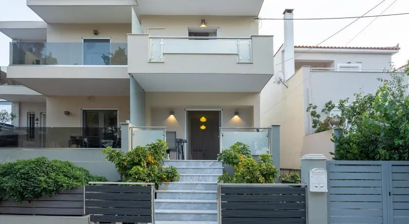 Comfortable 3-Bedroom Seaside Maisonette - Image 1