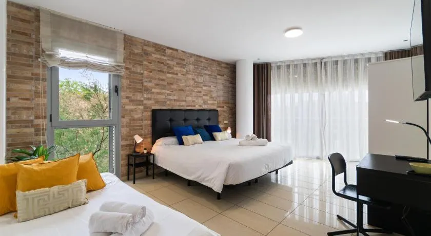 Fira Suites - Habitaciones privadas en Apartamento compartido - Image 1