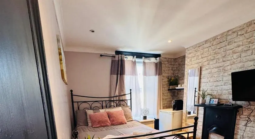 Double Room - Folkestone Harbour - Image 1