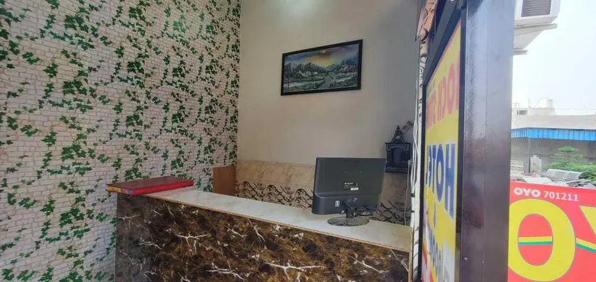OYO Rock Star Hotel & Rooms - Image 1