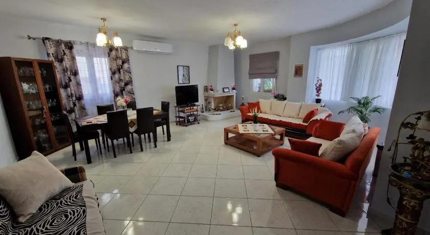 LiriKa's airport house - Image 1