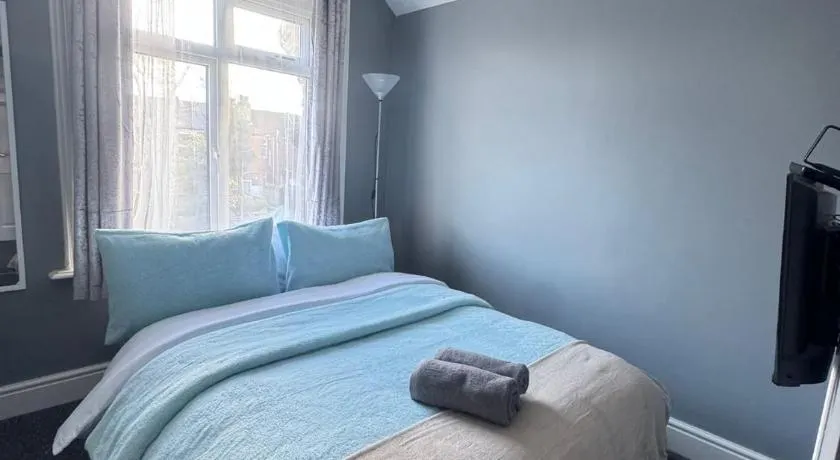 Shirley House 6, Guest House, Self Catering, Self Check in with smart locks, use of Fully Equipped Kitchen, close to City Centre, Ideal for Longer Stays, Excellent Transport Links - Image 1