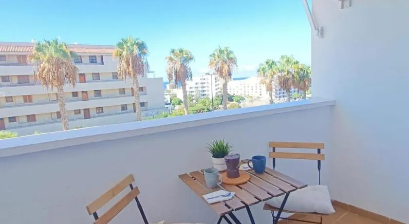 Ferienwohnung 'Central Los Cristianos' mit Bergblick, Pool und WLAN - Image 1