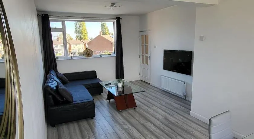 Newly refurbished 3 bedroom flat - Image 1