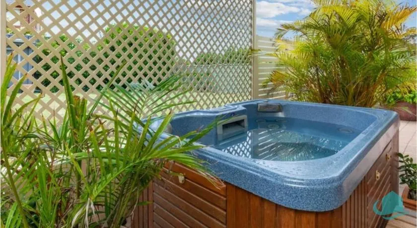 Rosies Family Spa Retreat - 300m to the sandy shores of Caves Beach - Image 1