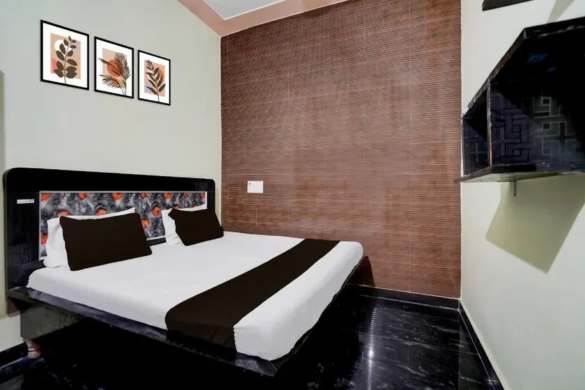Hotel O Shree Thakur Ji Dham Guest House - Image 1