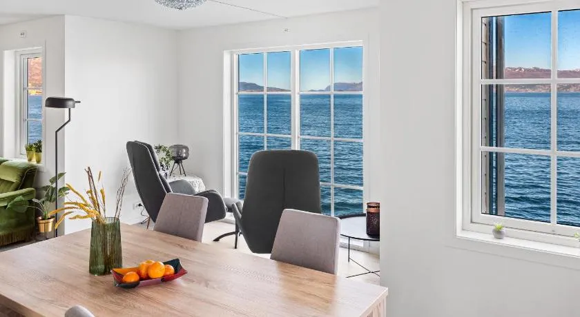Komfortable Ferieleiligheter med Sjøutsikt - Image 1