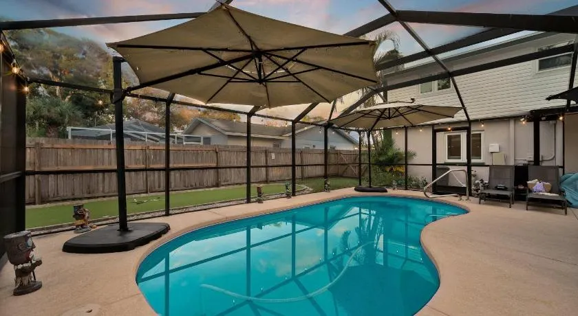Family home w private pool & putting green - Image 1