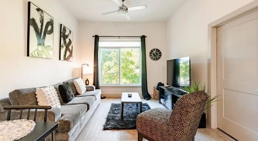 RiverWalk PentHouse Oasis w/Free Parking Gym Pool - Image 1