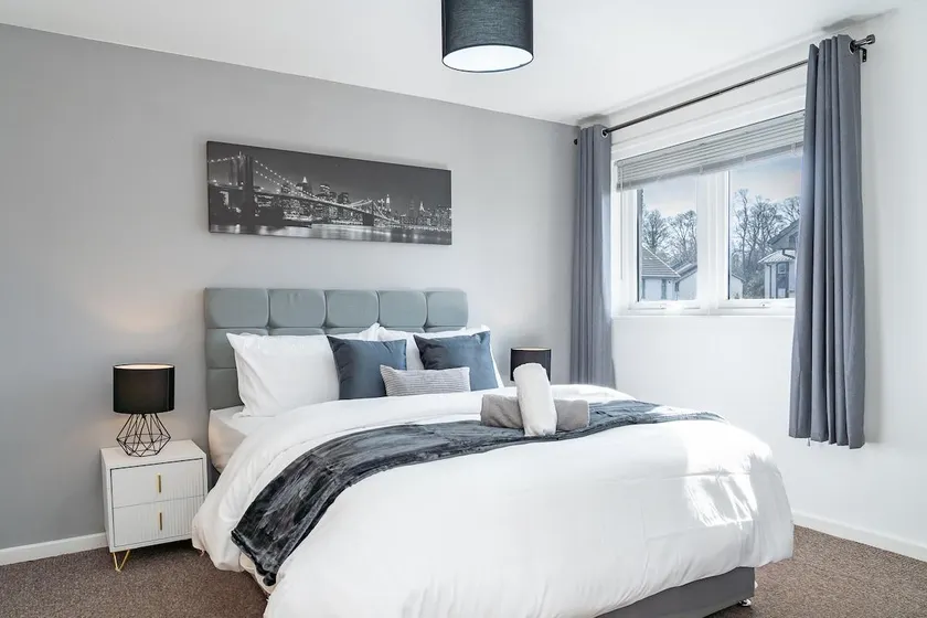 Elegant 3BR Home | City Centre | Free Parking - Image 1