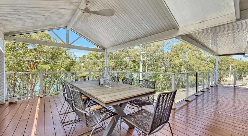 Upper Deck On Dobell - Image 1